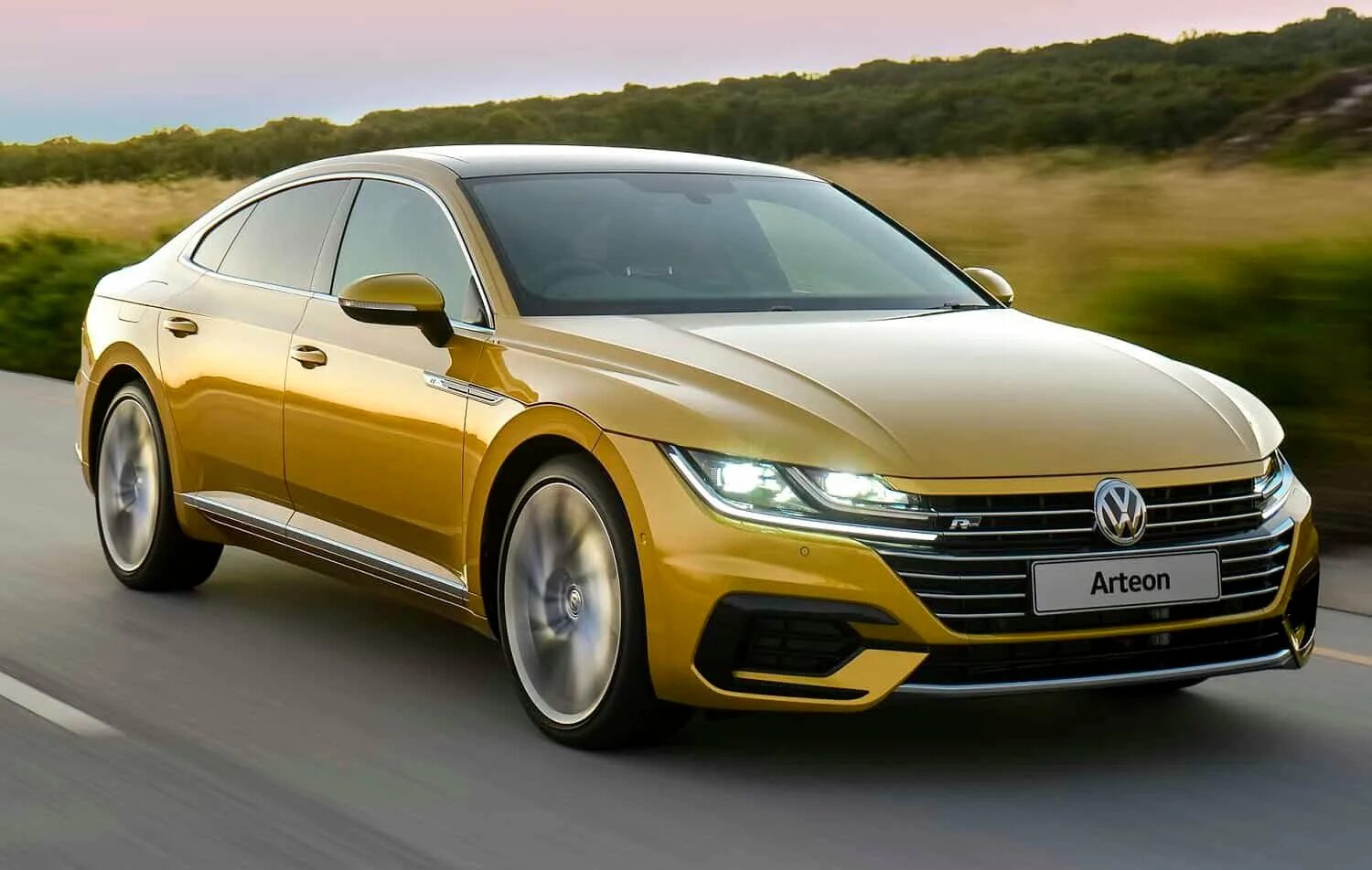 Volkswagen carplay. Фольксваген Артеон. Фольксваген Артеон хэтчбек. Volkswagen Arteon универсал. Volkswagen Arteon 2020 люк.