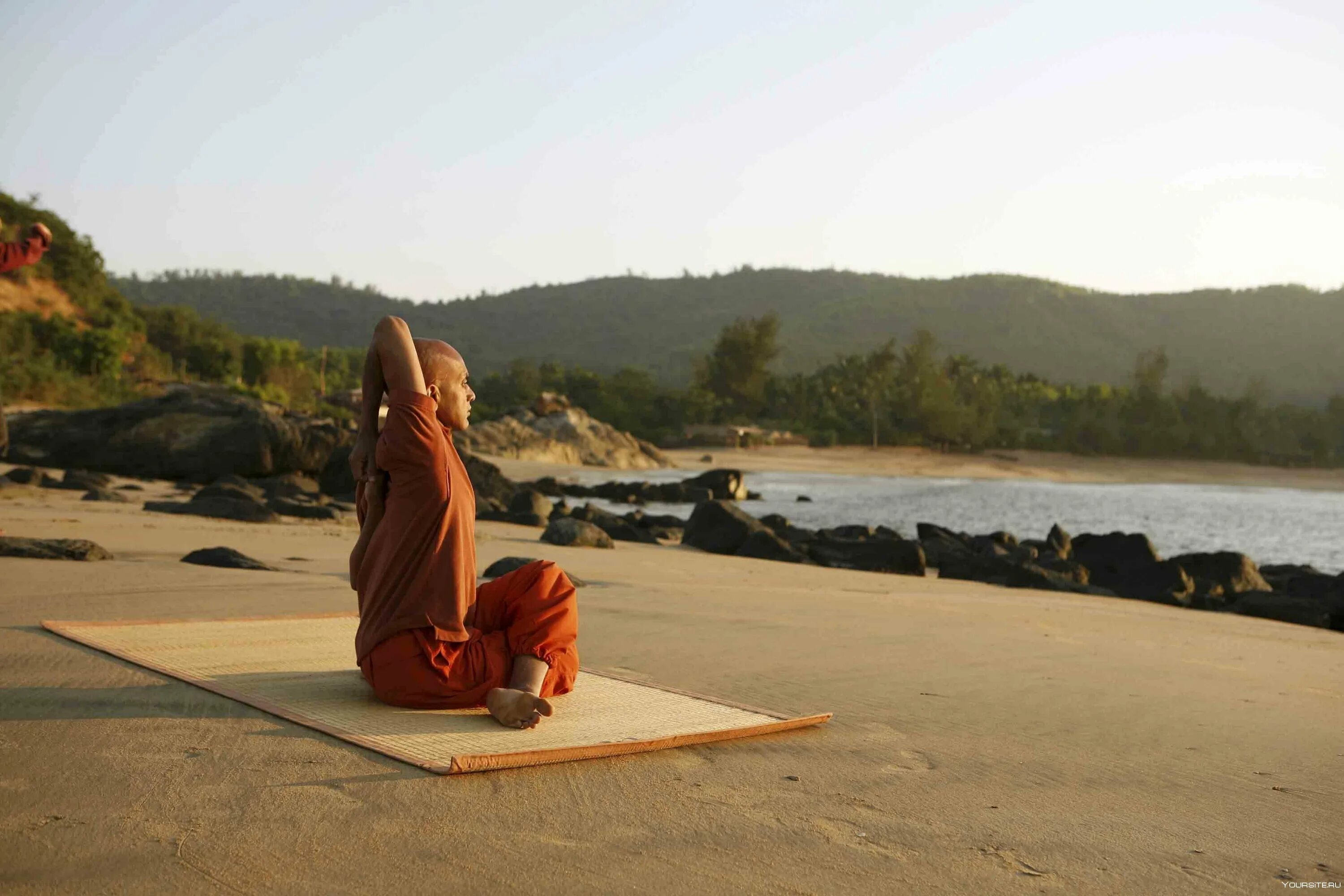 Хатха йога йогин Индии. Монах йогин. Ритрит монах йогин. Йог и йогиня в Индии. Место для медитации