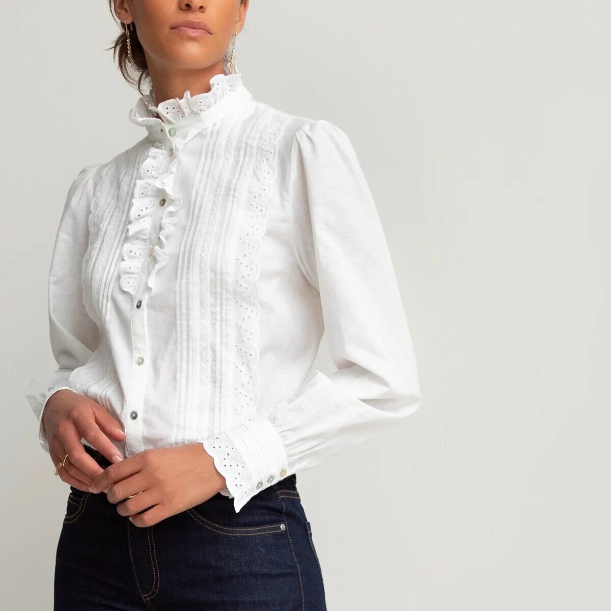 Рубашка купить стойка. Блуза с воротником стойкой. Блузки с воротником стойка. Белая блузка.