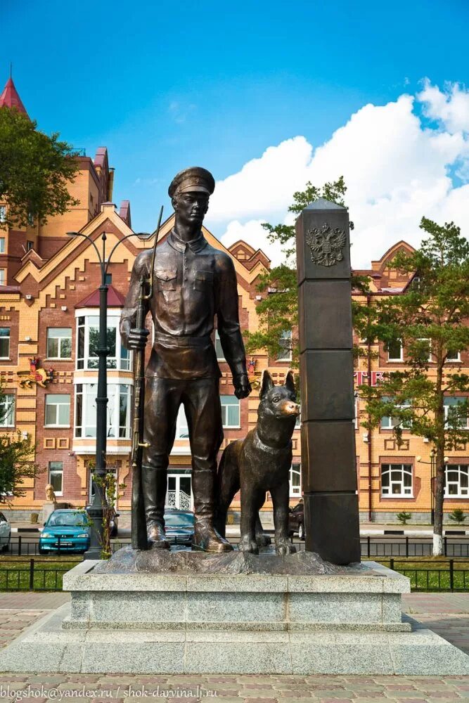 Памятники благовещенска памятник пограничнику с собакой. Памятник пограничнику с собакой в благовещенске. Памятник пограничнику с собакой. Памятник пограничнику с собакой в благовещенске. Памятник пограничнику с собакой.