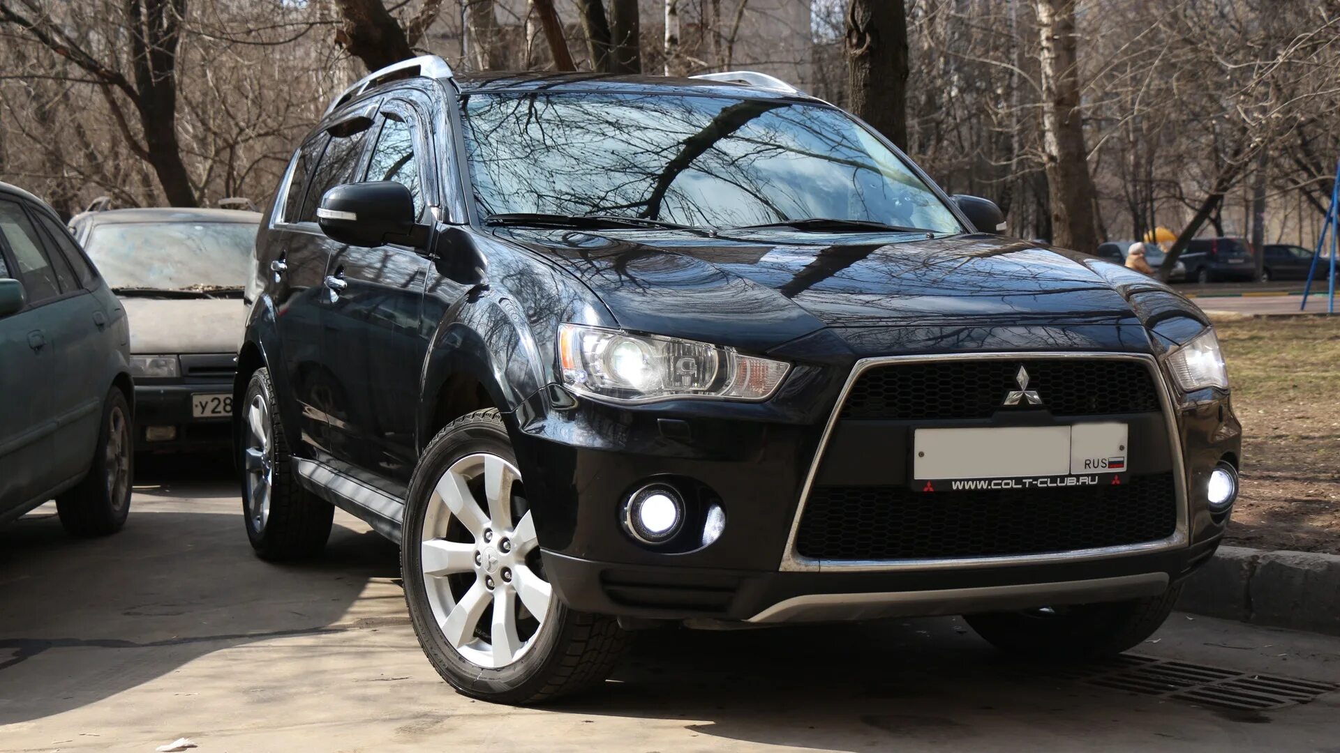 Мицубиси аутлендер хл 2008 года. Mitsubishi Outlander XL. Митсубиси Аутлендер XL 2010. Mitsubishi Outlander XL 2012 черный. Roadest Outlander XL.