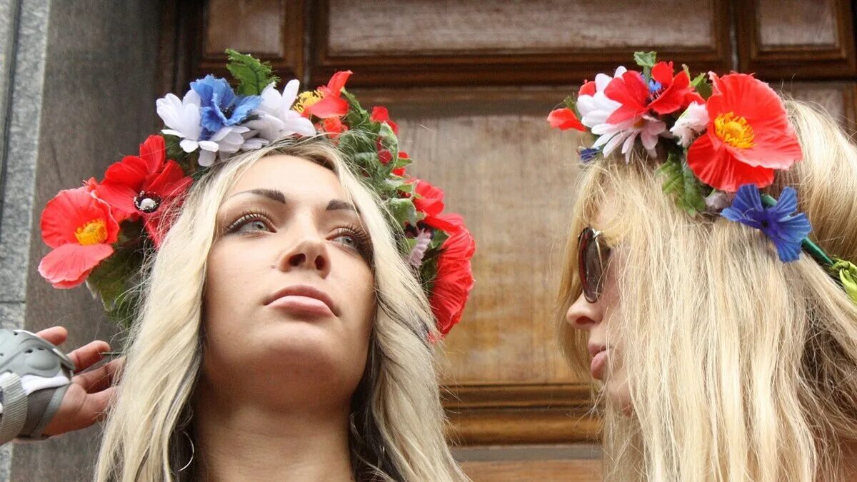 Фемен тимошенко. Украинские активистки femen. Европейские феминистки. Фемен участницы. Акции фемен.