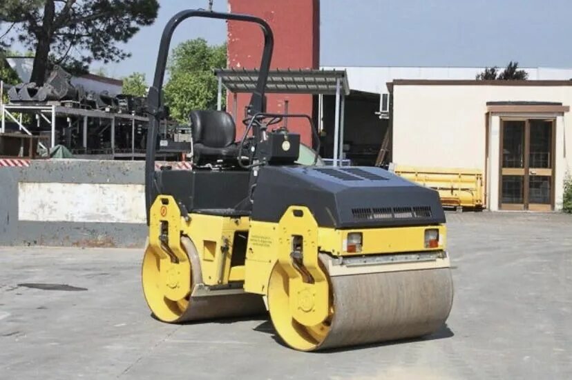 Каток bomag 5 тонн. Bomag bw100. Каток грунтовый 5т. Shantui sr26c5. Грунтовый каток 5 тонн.