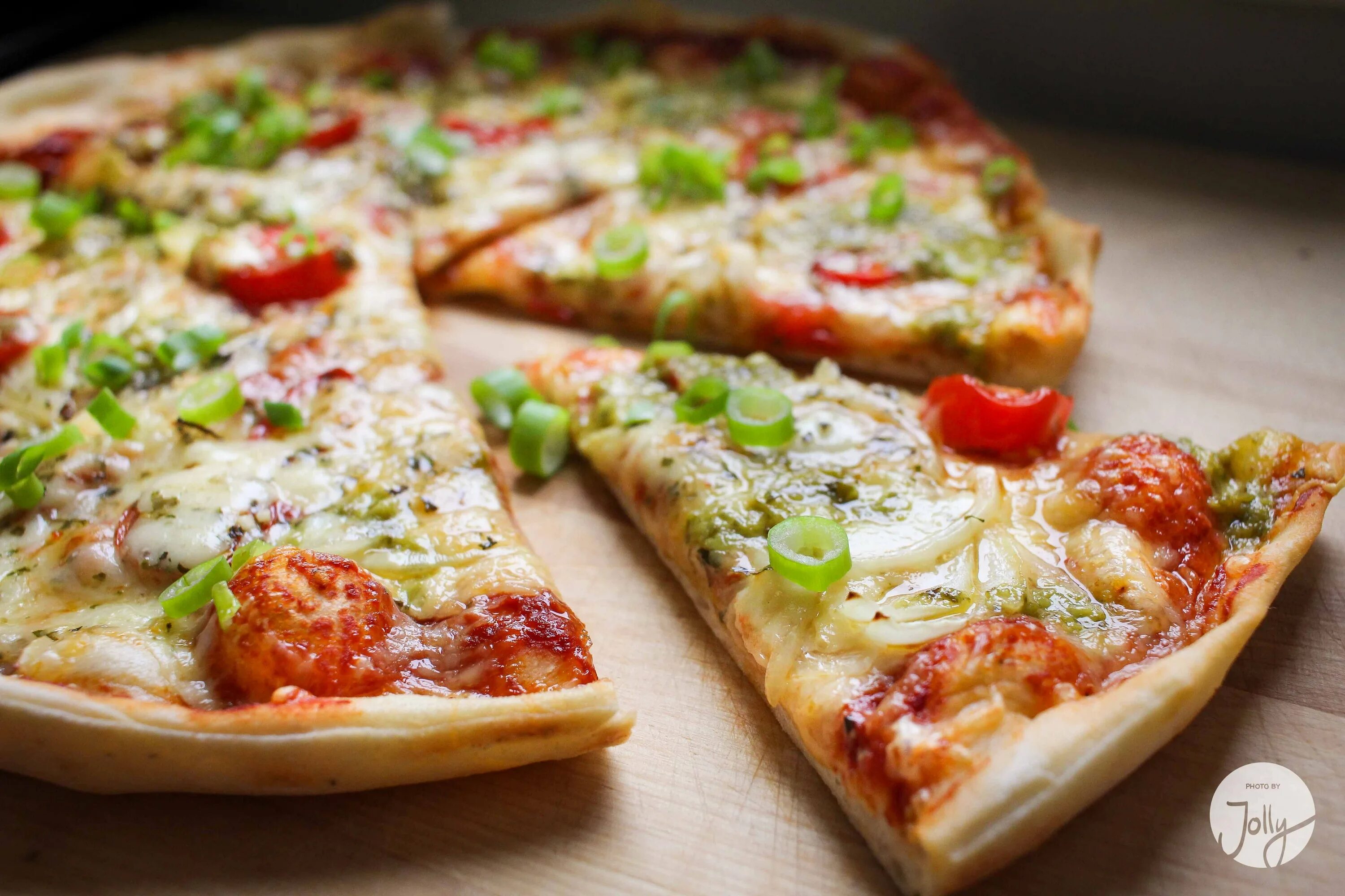 Пицца из лаваша в духовке. Пицца на лаваше. Пицца из лаваша с колбасой. Закуски из лаваша. Пицца с лавашом в духовке.