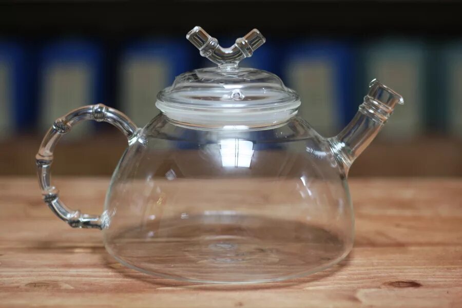 Стеклянный чайник. Чайники прозрачные стеклянные. Чайник заварочный стеклянный. Чайник в стеклянном чайнике.