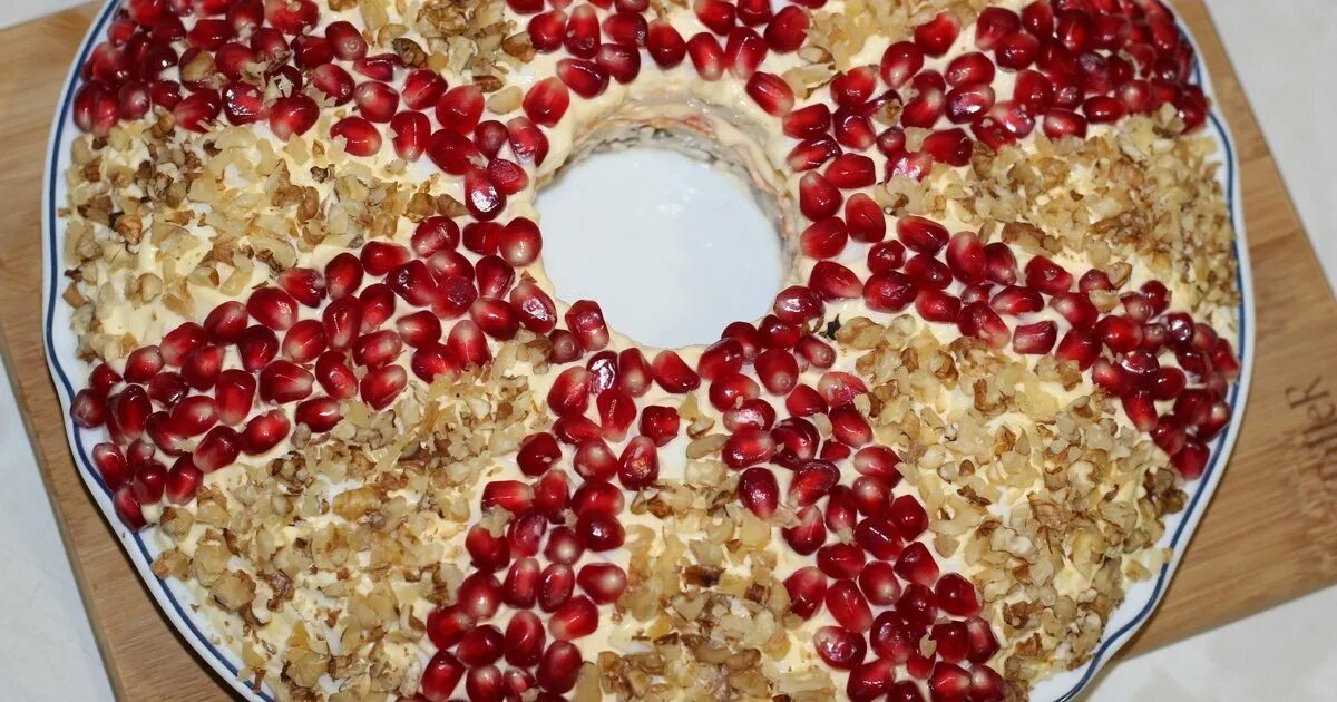 Салат гранатовый браслет с копченой курицей и грецкими. Салат гранатовый бриз. Салат браслет гранатовый с грецким орехом. Salat гранатовый браслет. Салат браслет гранатовый с грецким орехом.