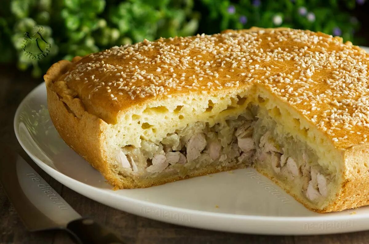 Пирог с рисом мясом дрожжевой. Пироги. пирог с мясом. пироги в духовке. заливной пирог с мясом.
