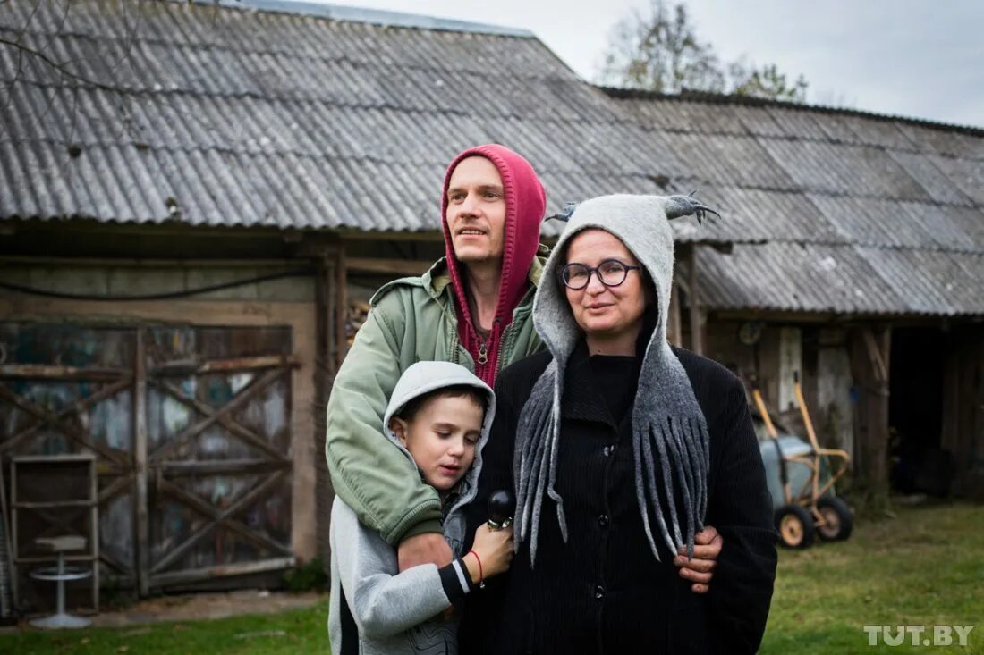 Люди переехавшие в деревню. Горожанин в деревне. Уехать в деревню. Переселение из деревень в города. Переселенцы из города в деревню.