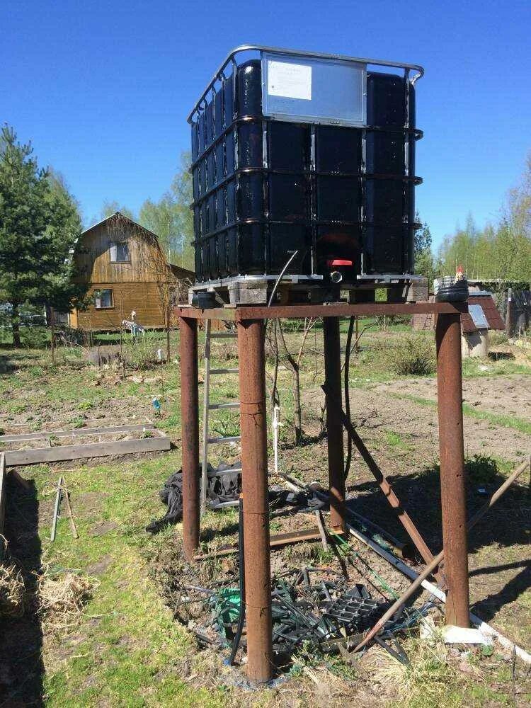 Установить бак для воды. Водонапорная башня еврокуб. Подставка под еврокуб для капельного полива. Еврокуб полив система. Эстакада под еврокуб.