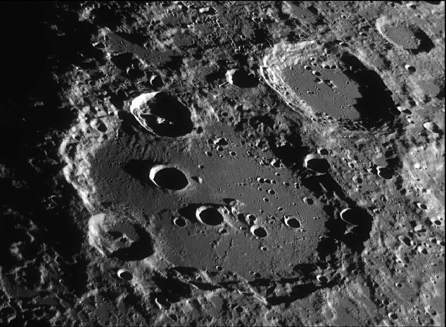 Луна лунные моря. Рельеф моря кратеры Луны. Клавий (лунный кратер). Поверхность Луны кратеры. Кратер Кеплер на Луне.
