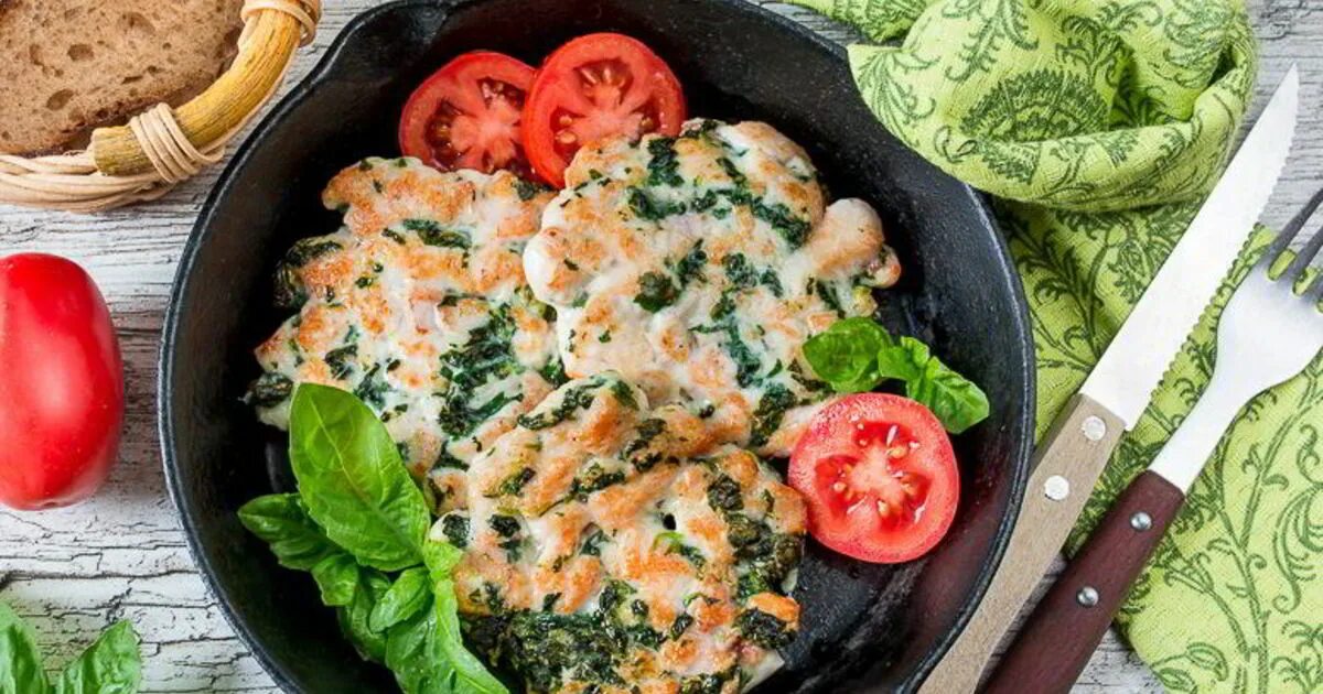 Рубленые куриные шницели со шпинатом. Вкусный ужин для всей семьи. Быстрый и вкусный обед. Что готовить на обед быстро и вкусно. Обед рецепты из простых продуктов на скорую