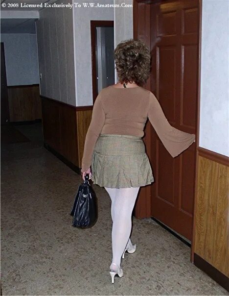Юбка и панталоны. Пожилые женщины в коротких юбках. Хб колготки и панталоны. Взрослые женщины в колготках под юбкой.