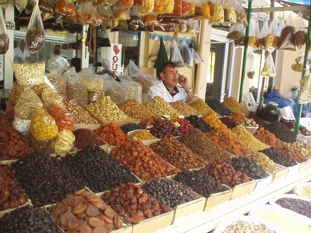 Рынок в азербайджане. Восточный базар сухофрукты. Сухофрукты на рынке. Витрина сухофрукты на рынке. Сухофрукты на базаре.