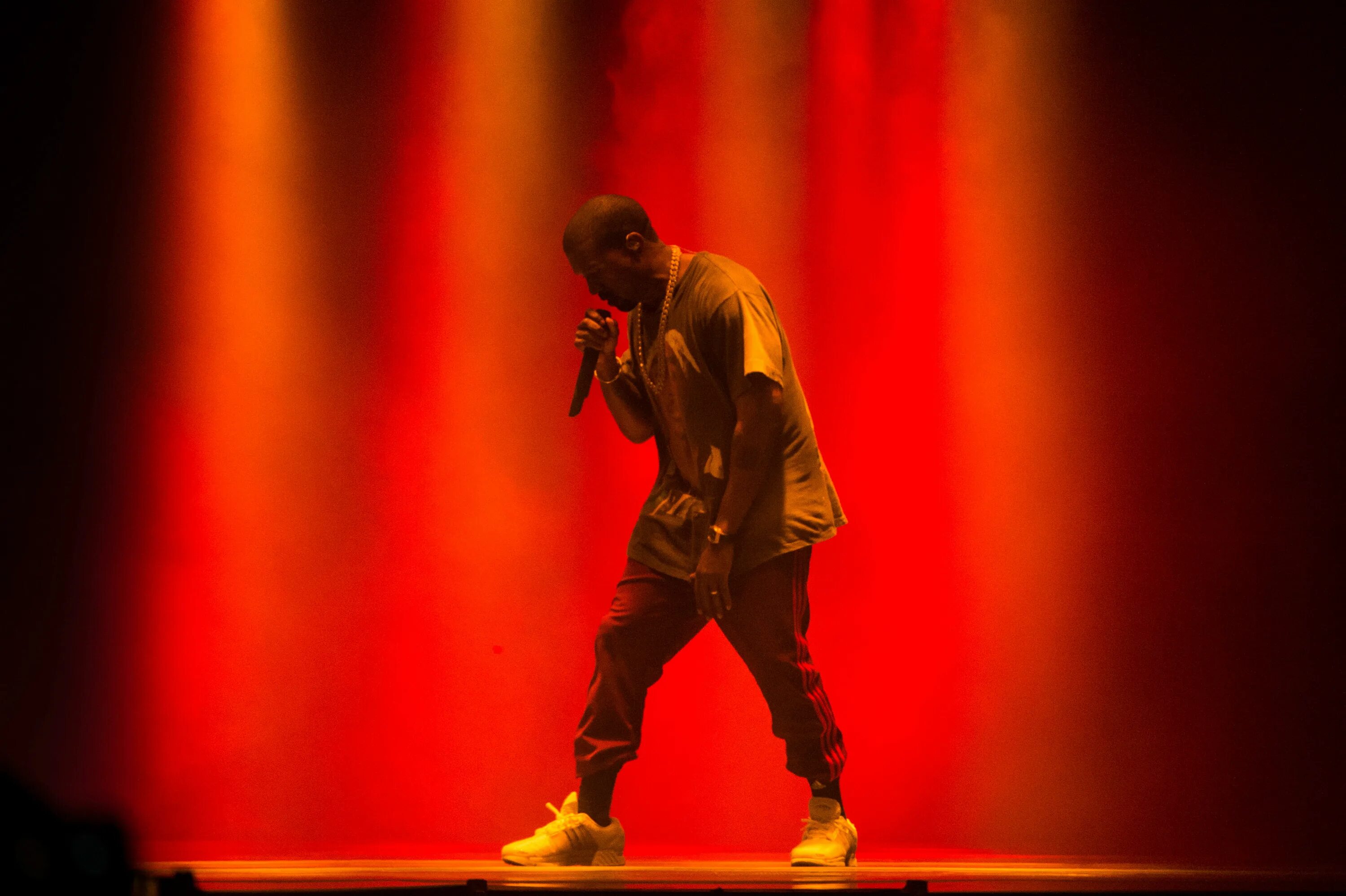 W performance. Kanye West. Kanye West концерт. Kanye West на сцене.