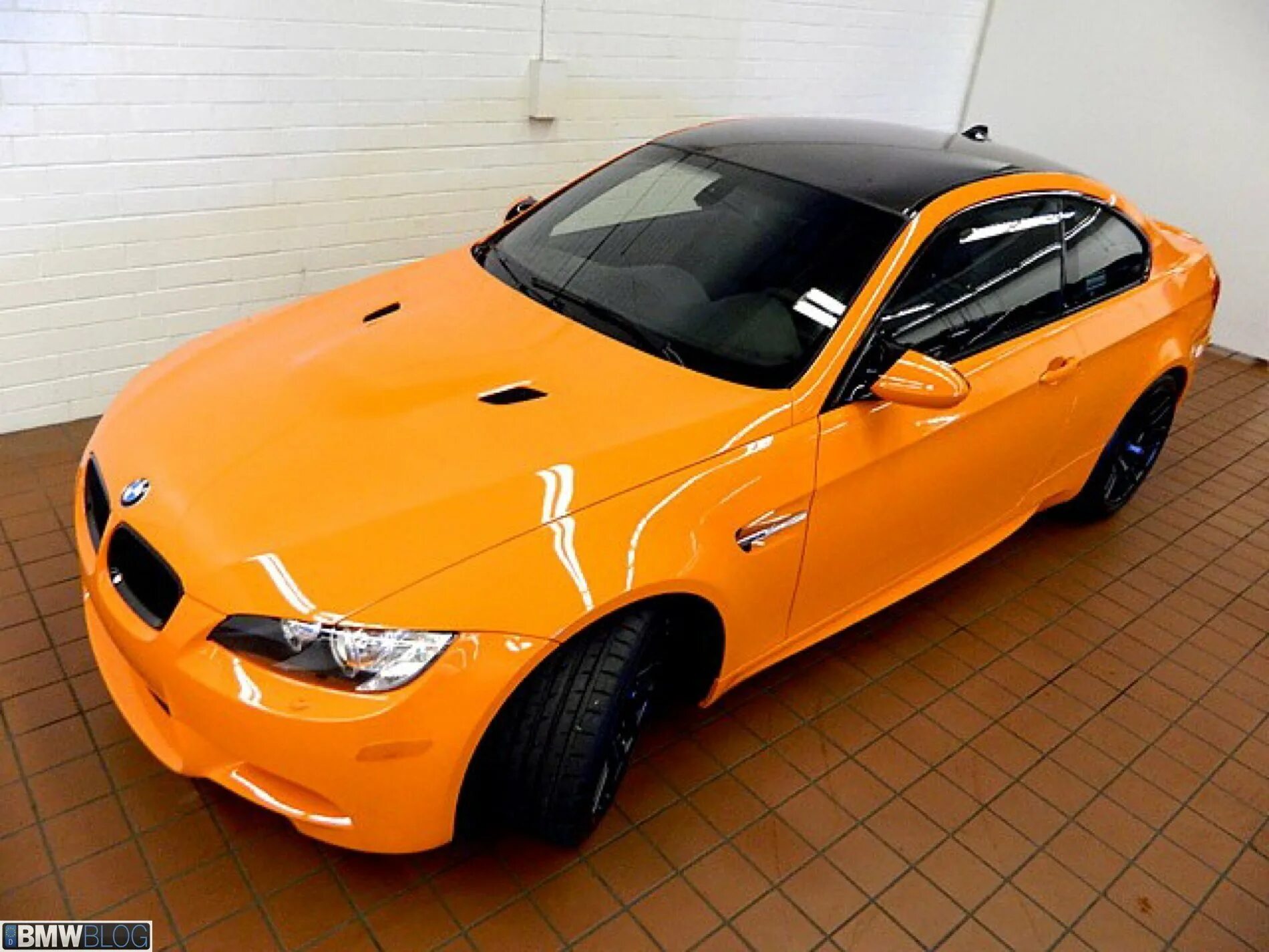 Включи оранжевый автомобиль. BMW m3 оранжевая. БМВ 3 оранжевая. BMW m3 2010 Orange. Авто цвет Mitsubishi m08 - Orange.