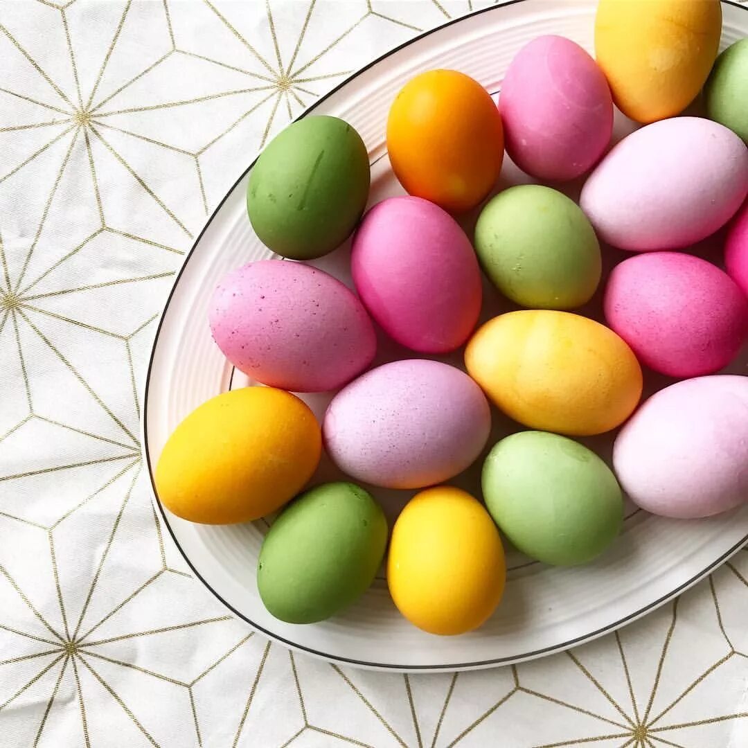 Разноцветные яйца на пасху. Цветные яйца. Разноцветные пасхальные яйца. Крашеные яйца разноцветные. Цветные яйца на Пасху.