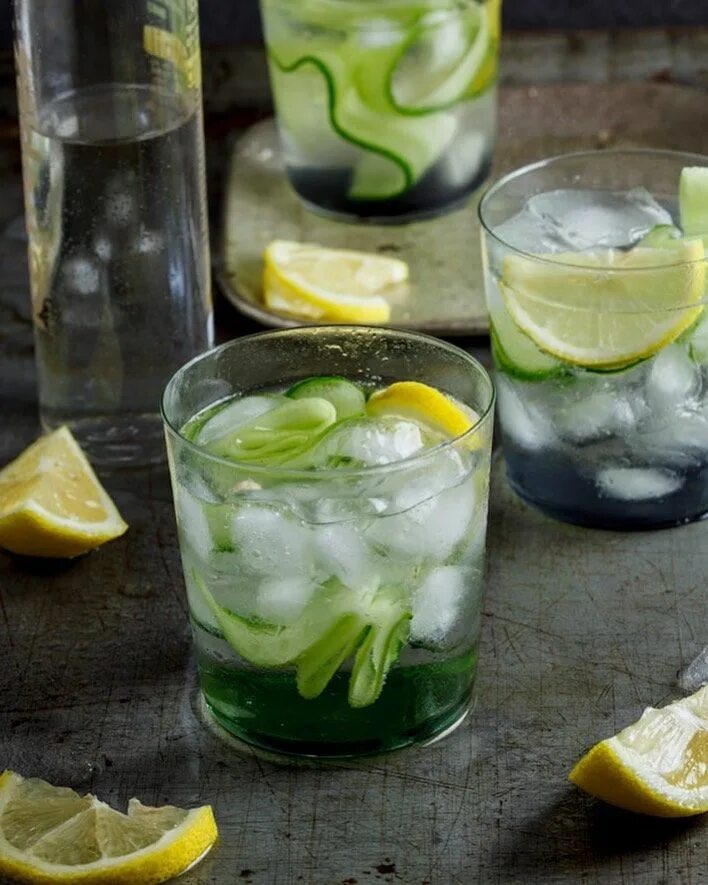 Джин со спрайтом коктейль. Gin tonic коктейль. Джин тоник лимон. Джин глетчер коктейли. Джин с джин тоником.