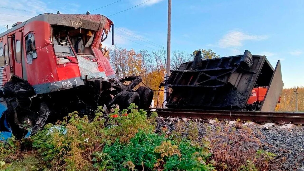 Железнодорожная авария. Поезд столкнулся с поездом.