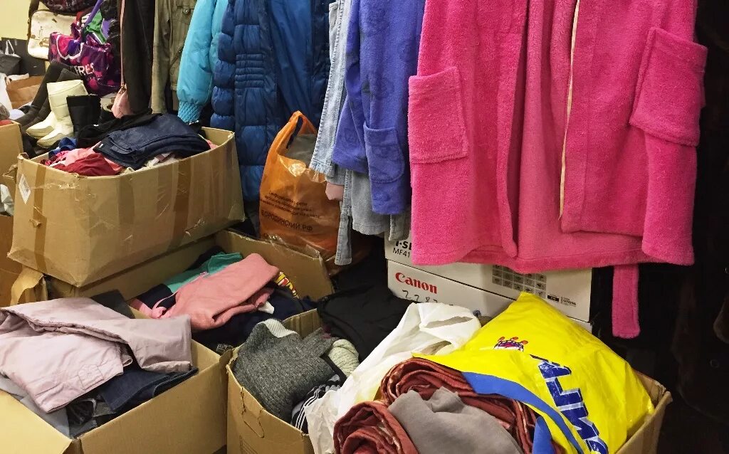 утилизация текстиля. собранные вещи. волонтеры собирают одежду. сбор вещей для мобилизованных. 2.