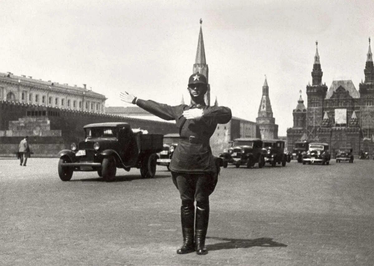 Первые правила пдд. Москва 1935 год. Регулировщик Москва 30-е годы. Москва 1935 год красная площадь. Постовые милиционеры 1930.