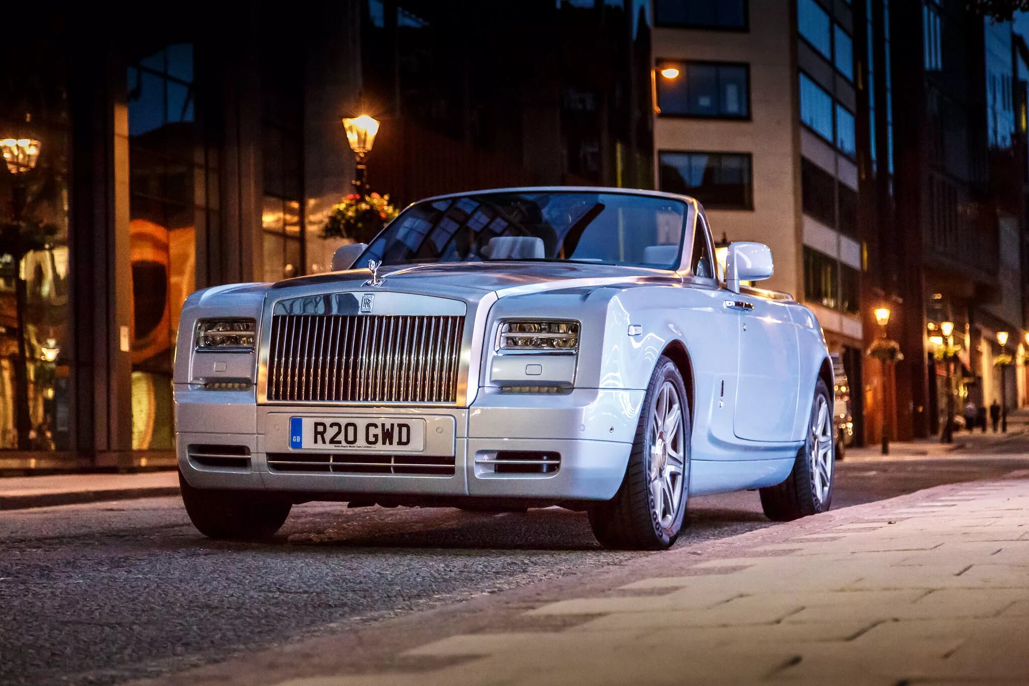 Rolls история. Машина Роллс Ройс Фантом. Роллс Ройс а4. Rolls Royce Phantom Drophead Coupe. Роллс Ройс Фантом 2015.