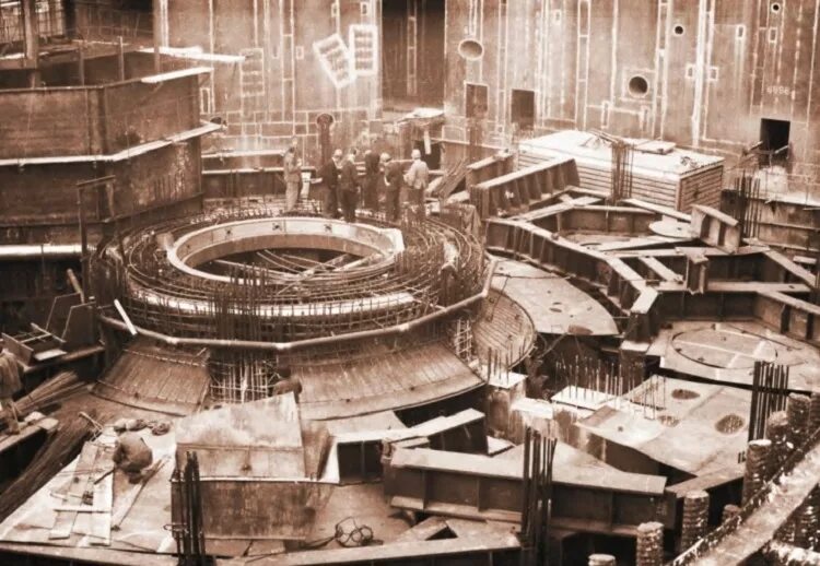Самый первый реактор в мире. Кольская АЭС реактор. Калининская АЭС реакторный зал. Обнинская АЭС 1954. Кольская АЭС стройка.