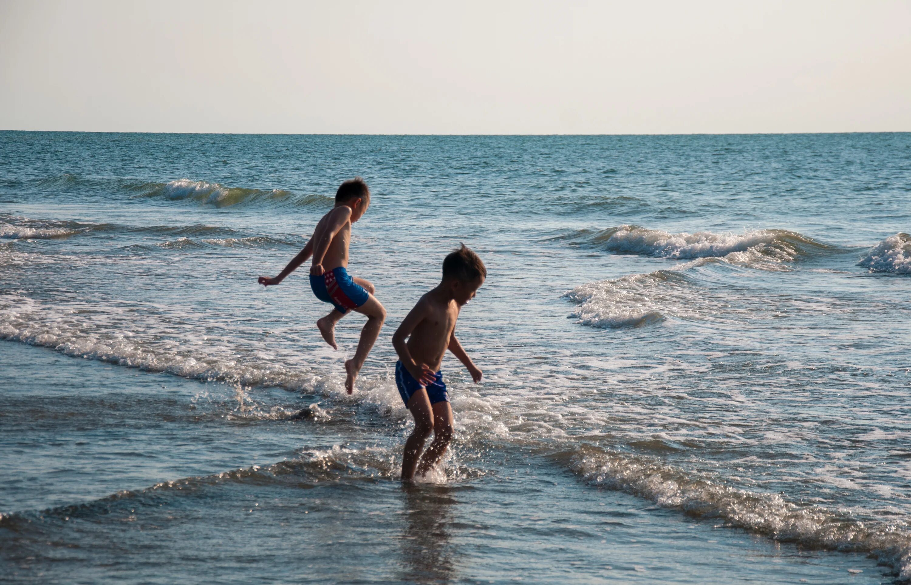 Дети на море. Дети бегут в море. Купание в море. Дети купаются в море.