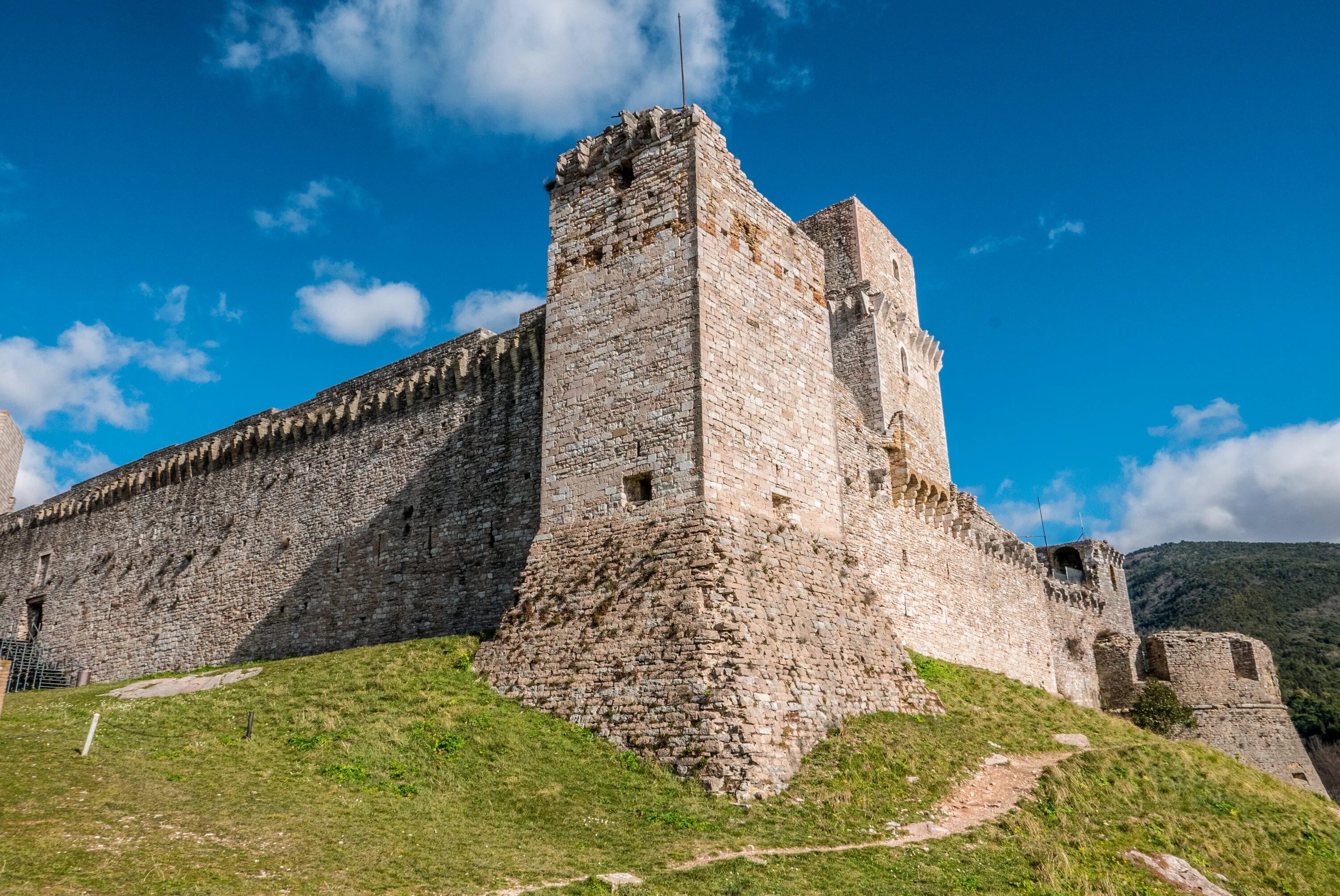 Крепости древности. Stone Castle (каменный замок). Замок Бургхаузен сторожевая башня. Крепость Хасан-абаа. Ассизи крепость Рокка Маджоре.