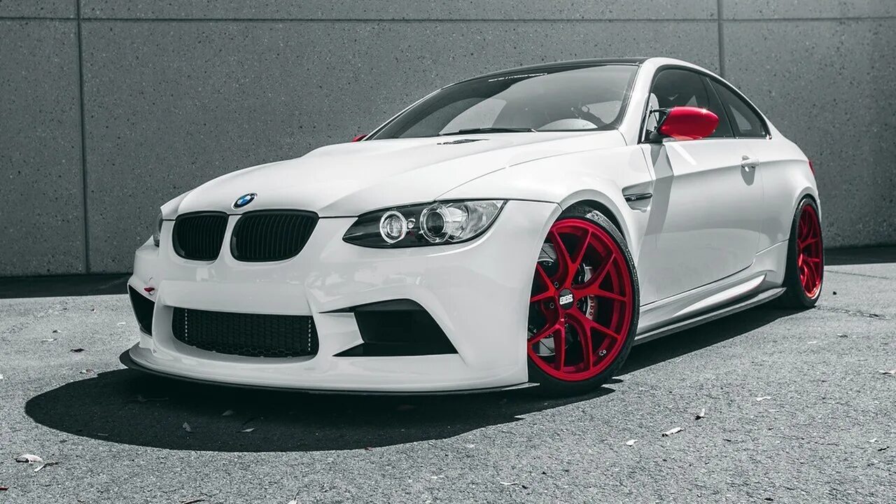 Бело красный автомобиль. BMW m3 White. BMW m3 белая. BMW m3 e92 White. Машина BMW m3 белая.