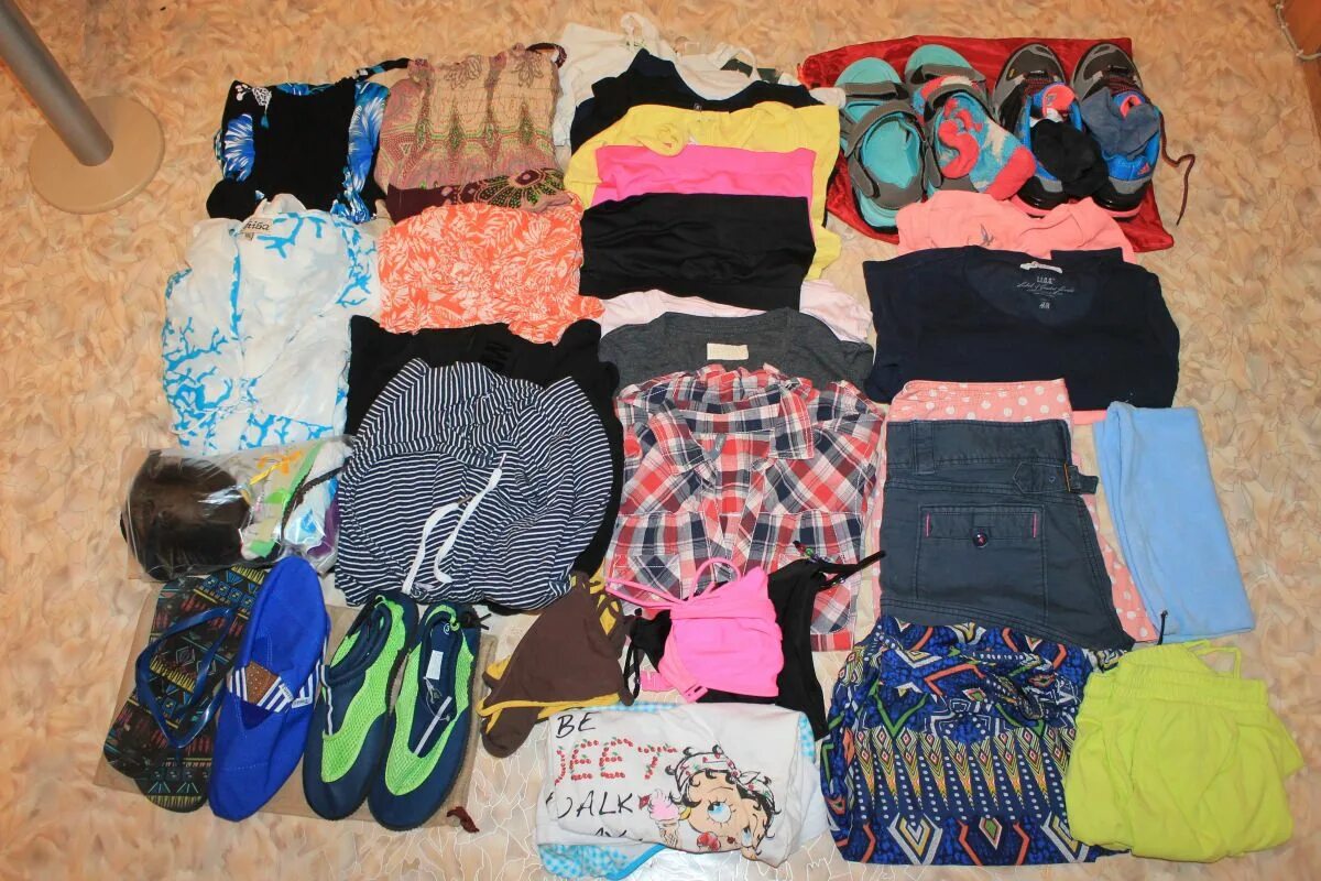 Крутые вещи в лагерь. Капсула одежды в тайланд. Список с собой в поездку. Что взять в тайланд. Аптечка в таиланд.