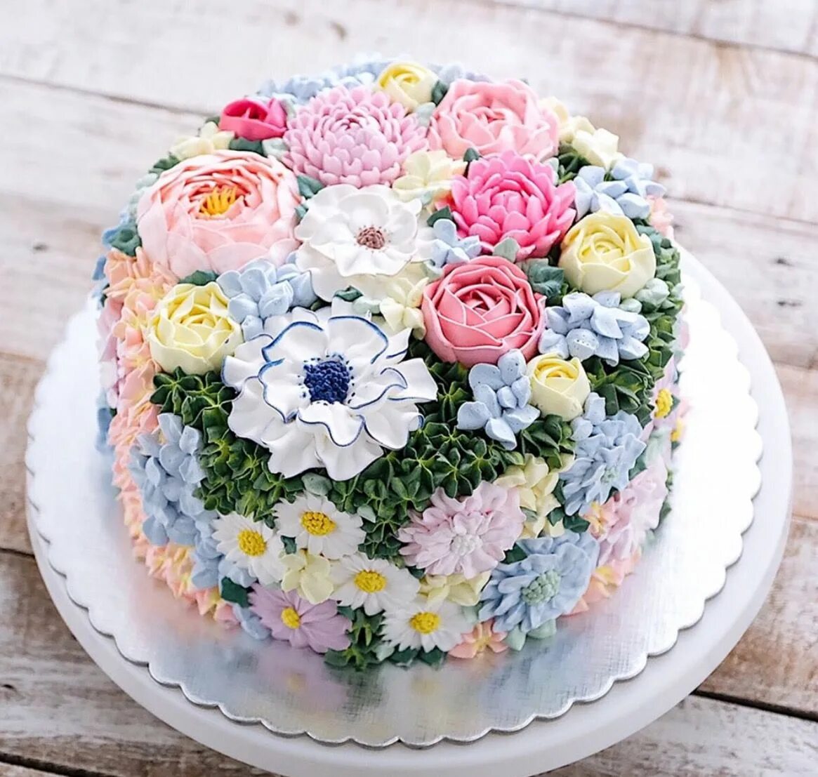 Cake decorating. Красивые торты. Тортик с цветами из крема. Кремовое украшение торта. Украшение торта кремовыми цветами.