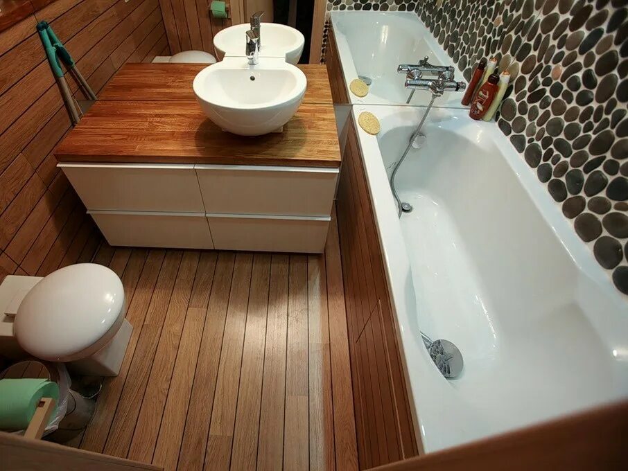 Ванна столешница под дерево. Ванная комната с деревянной столешницей. Ванная отделанная деревом. Деревянный пол в ванную. Деревянная столешница в ванной.