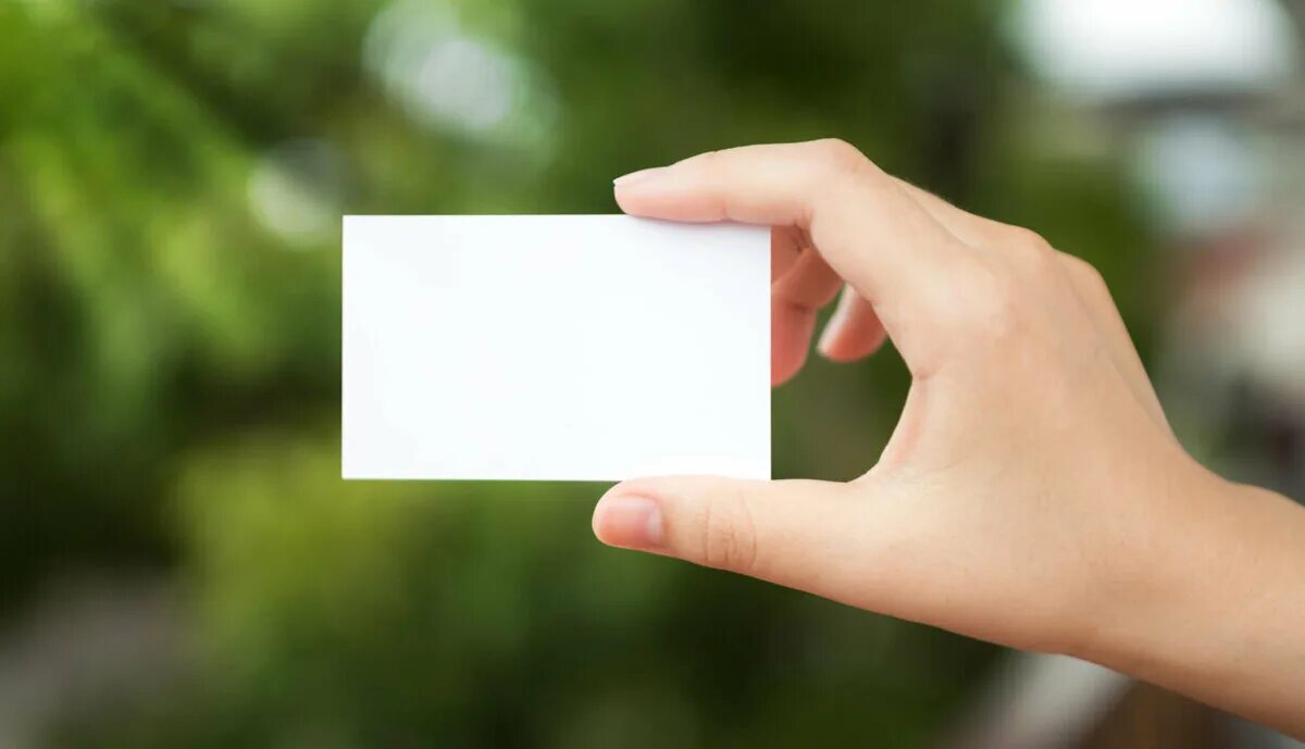 Визитка в руке. Белая визитка в руках. Рука держит визитку. Пустая визитка в руке. Раздаем визитки
