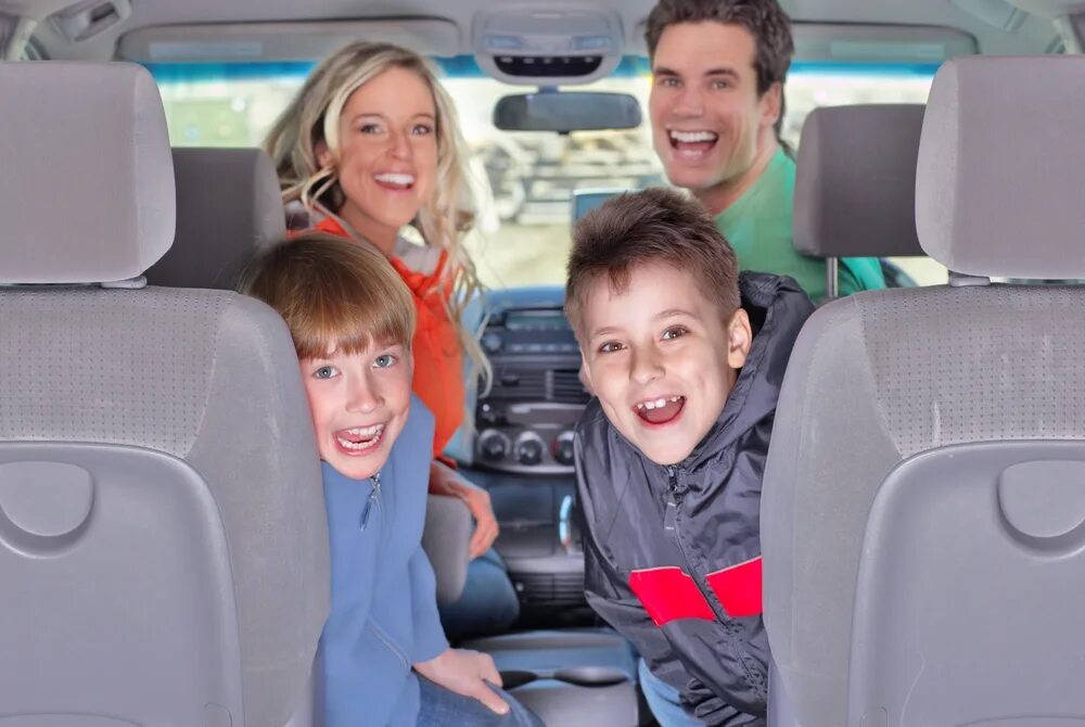 Start driving am. Семейная машина. Семья в машине. Семейный автомобиль для детского сада. Семья на дороге.