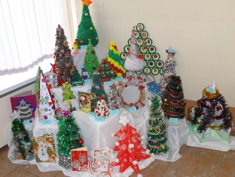 выставка новогодних поделок. новогодняя выставка в садик. выставка новогоднее чудо. муниципальный конкурс ларец новогодних чудес мичуринск. новогодняя поделка в детский сад на выставку.