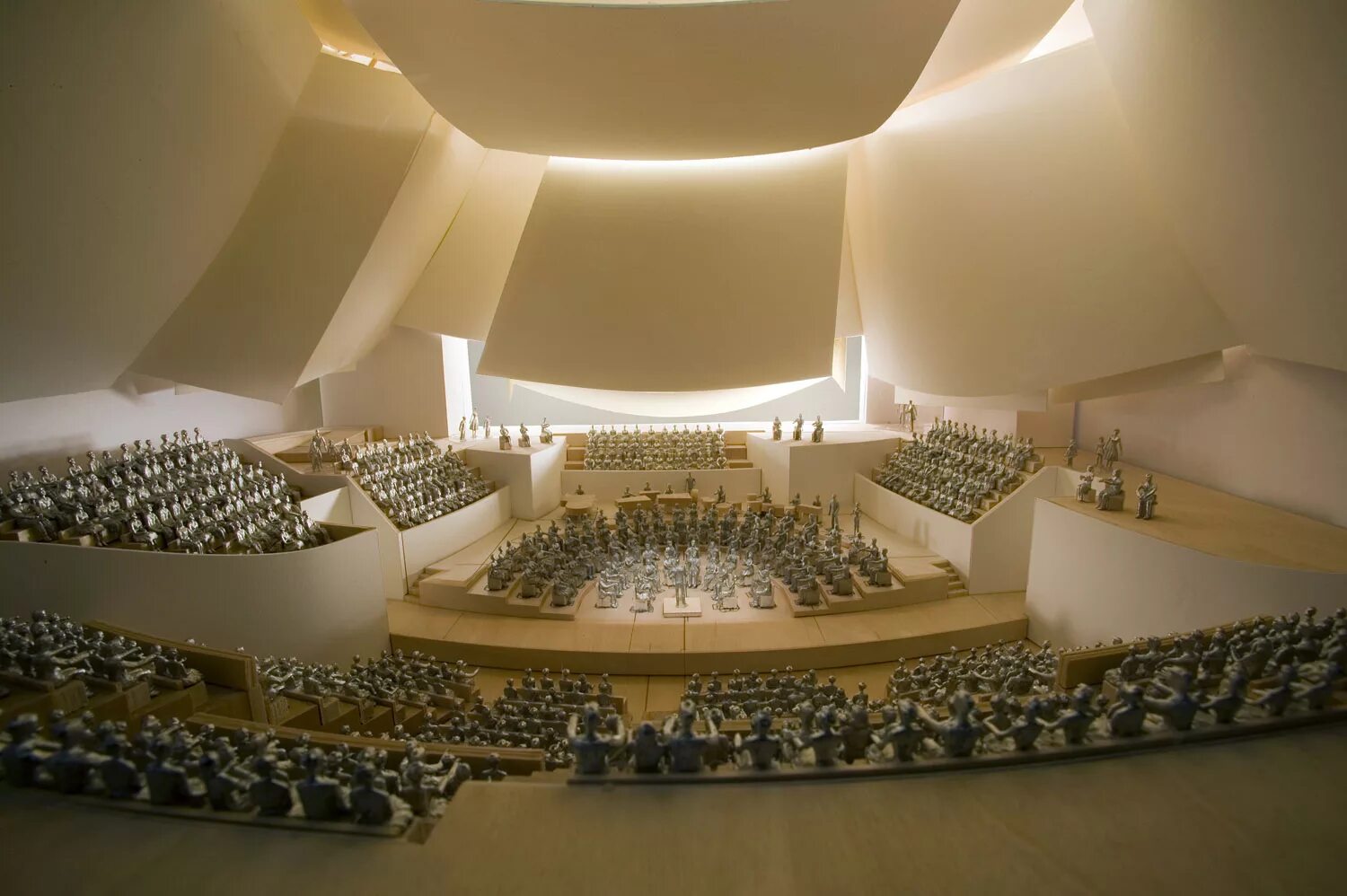Американская музыкальная школа new world symphony. New world symphony. Современный концертный зал. Оркестр симфонический берлинский платья. New world symphony.