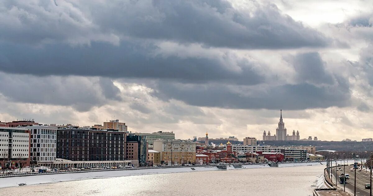Будет ли в москве ветер. Снег в Москве. Пасмурная Москва. Москва март снег. Март в Москве.