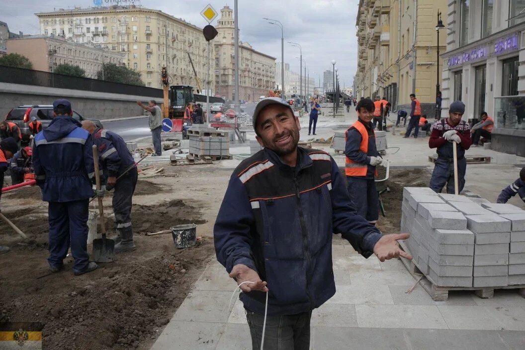 Таджики уезжают из россии после крокуса. Таджики мигранты в Москве. Гастарбайтеры на стройке. Мигранты на стройке. Таджики на стройке.