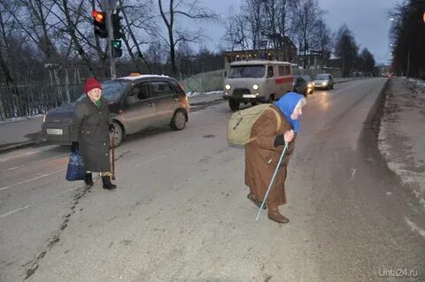 Бабка через дорогу