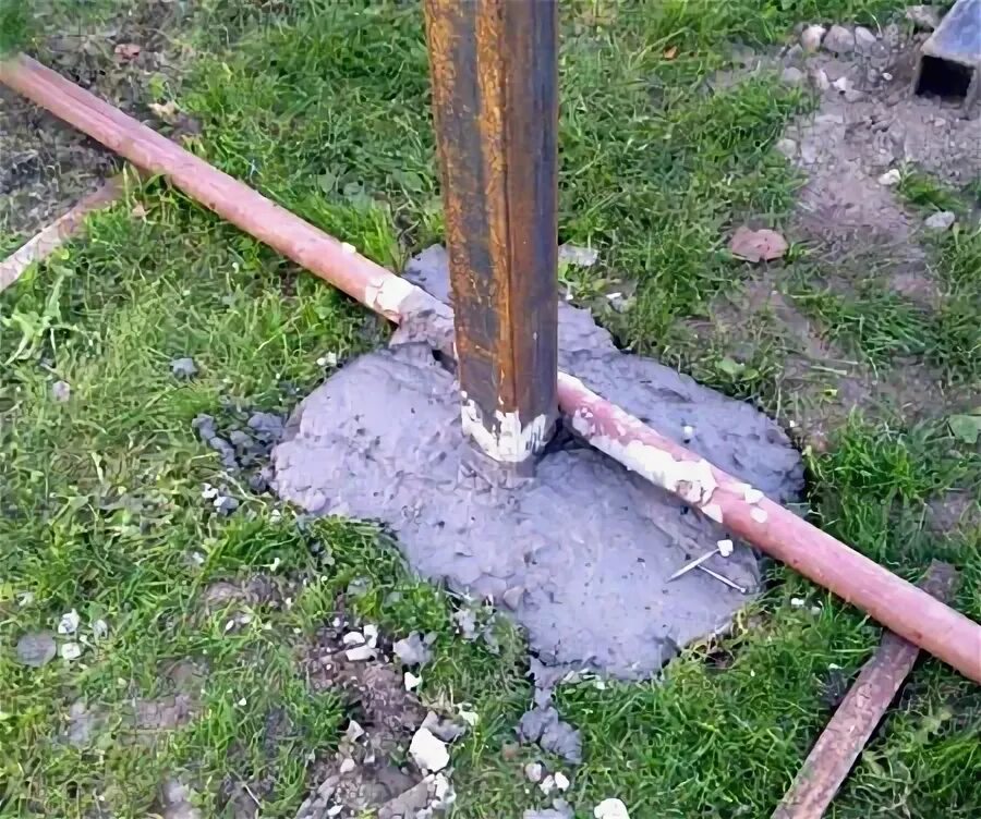 Бетонные столбы под навес. Бетонирование столбов под навес. Фундамент для навеса. Фундамент для навеса. Бетонирование деревянных столбов.