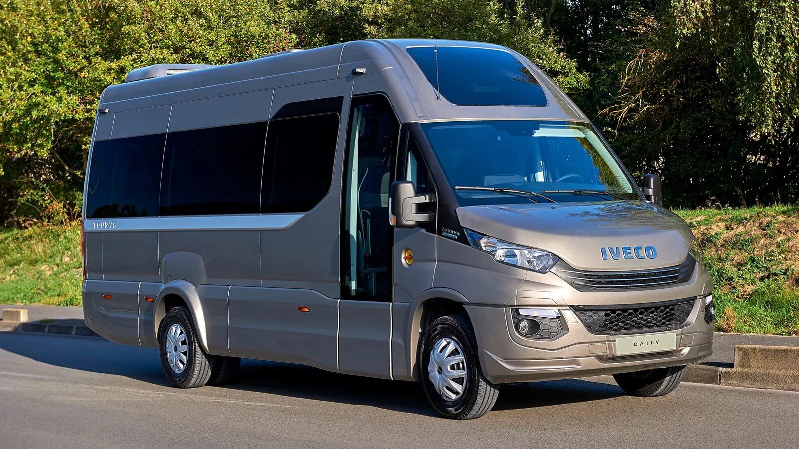 Ивеко дейли пассажирский. Ивеко Дейли микроавтобус. Iveco Daily (мест: 20). Ивеко Дейли микроавтобус 2006. Iveco Daily пассажирский.