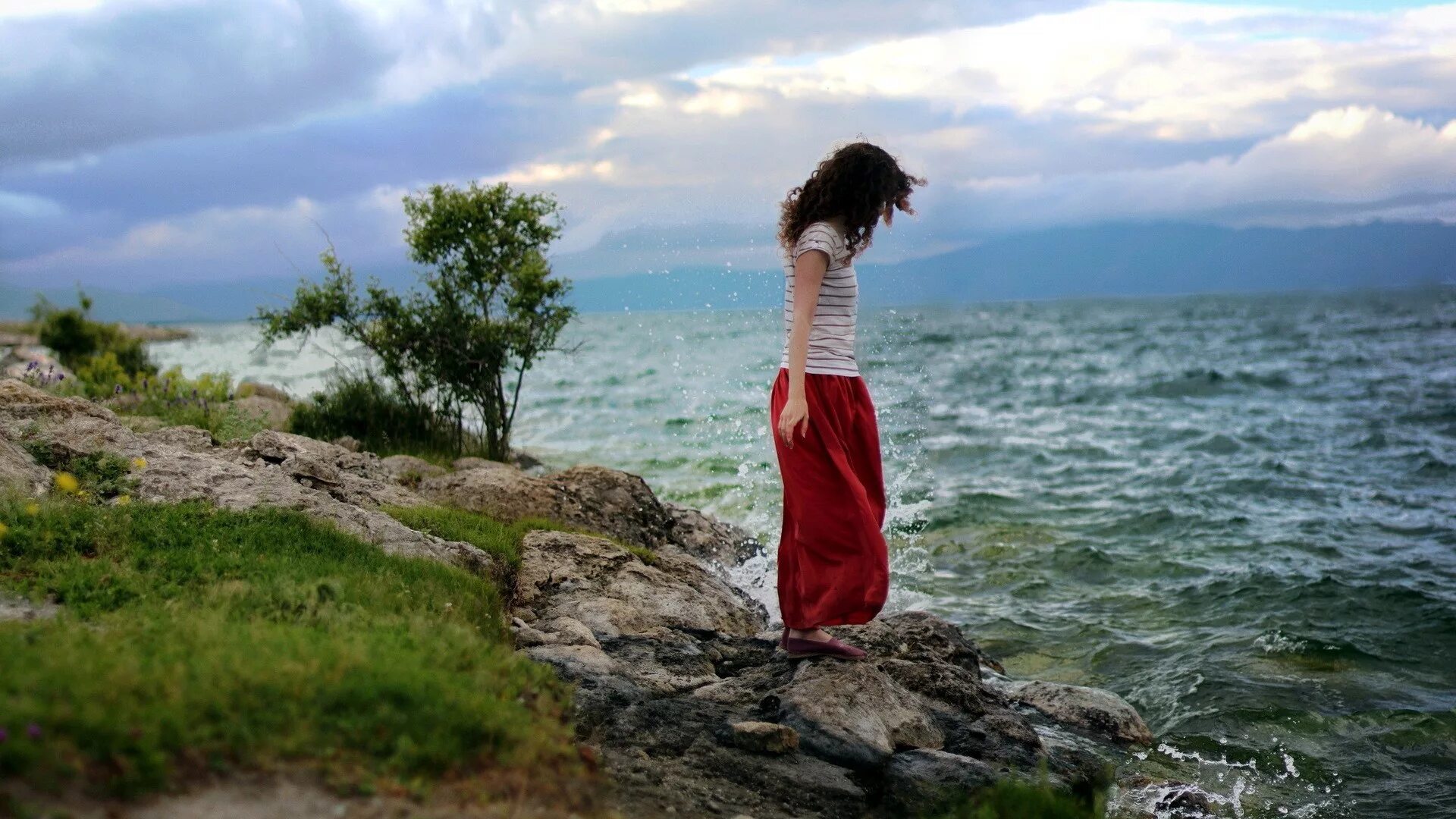 Море природа человек. Девушка-море. женщина на берегу моря. девушка в длинной юбке со спины. девушка на море со спины.