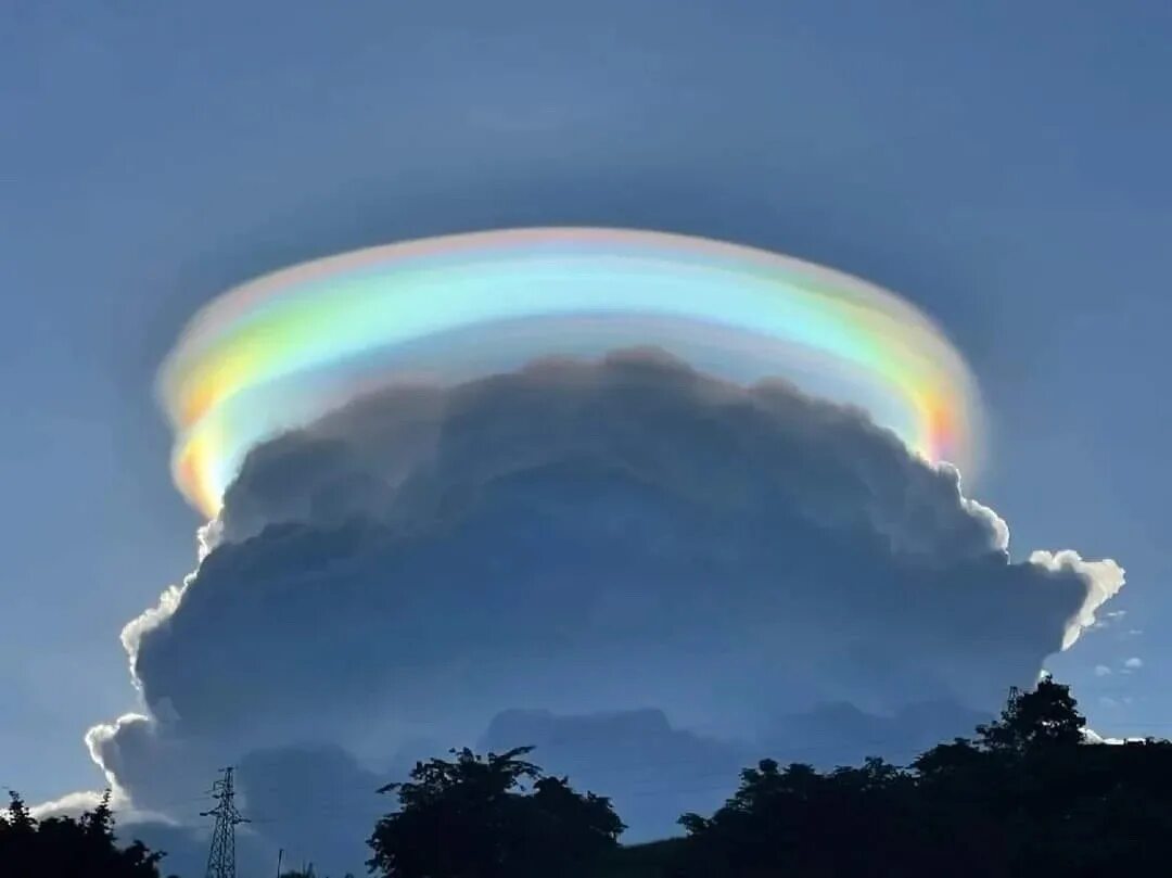 Облака какое явление. Облака радуги пилеус. Необычная Радуга. Радуга с облаками. Радуга природное явление.