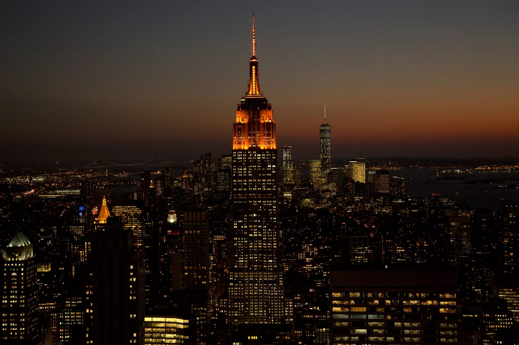 The empire state building перевод. Эмпайр-стейт-билдинг. эмпайр-стейт-билдинг нью-йорк фото. вид с empire state building ночью. empire state building внутри.