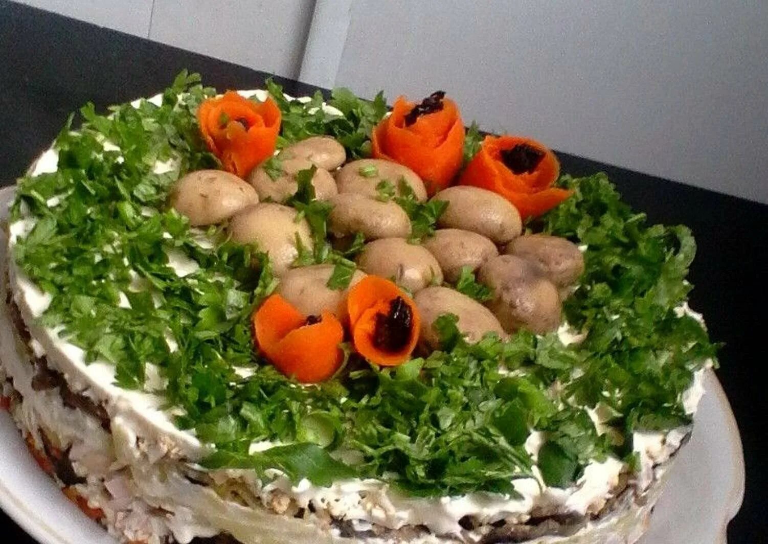 Салат украшенный шампиньонами. Закусочный торт. Салат Полянка с грибами и копченой курицей. Торт шампиньон.