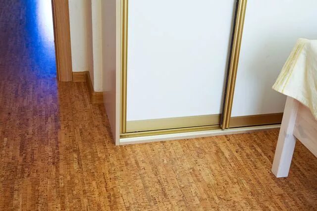 Шкаф под ламинат. Линолеум под шкаф. Ламинат по ширине комнаты. Стелить линолеум. Комбинированный пол на кухне.