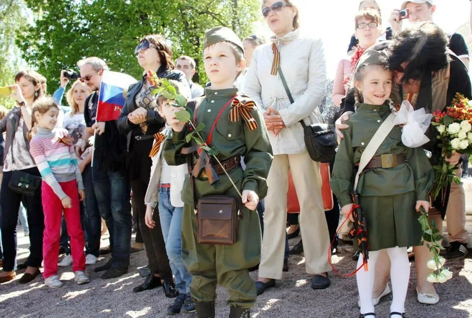 Прогулка 9 мая. День победы в парке. 9 мая в саду. московская день победы. день победы в садике одежда.