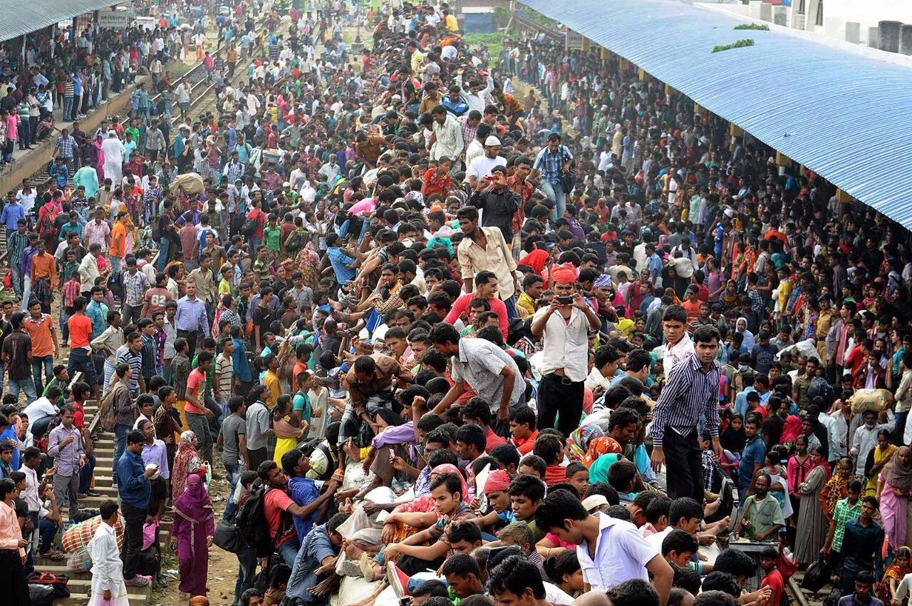 Перенаселение населения. Бангладеш Дакка Железнодорожный вокзал. Толпа людей на рынке. Переполненные поезда в Индии. Много людей.