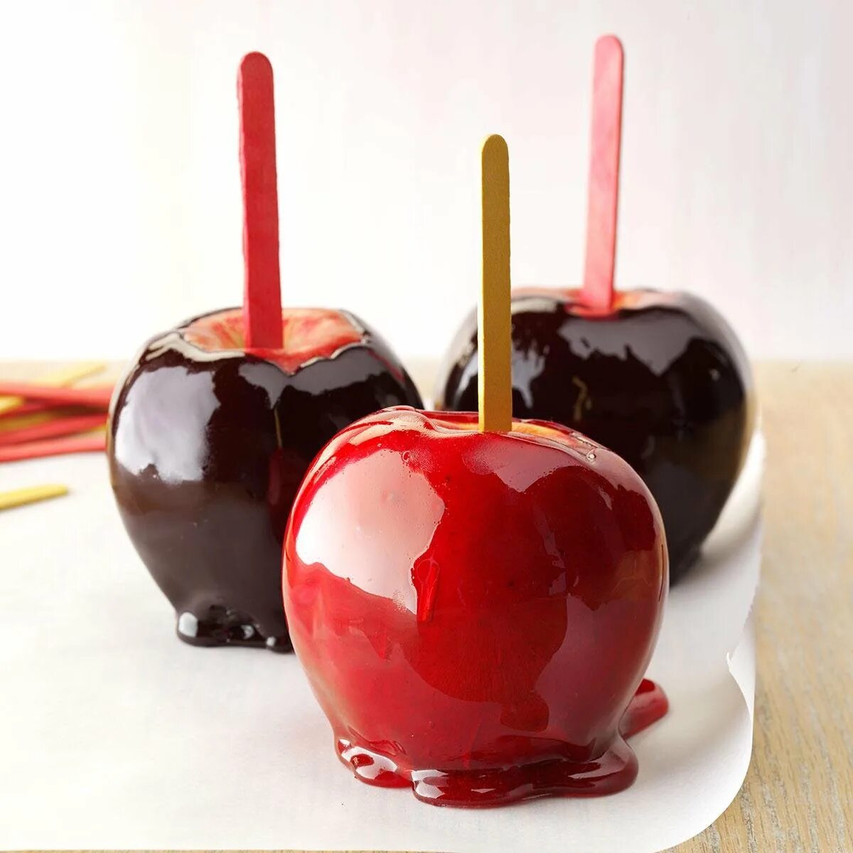 Сладкое яблоко. Candy & Caramel Apples. Яблоки в карамели. Яблоко в карамели на палочке. Яблоки в глазури на палочке.