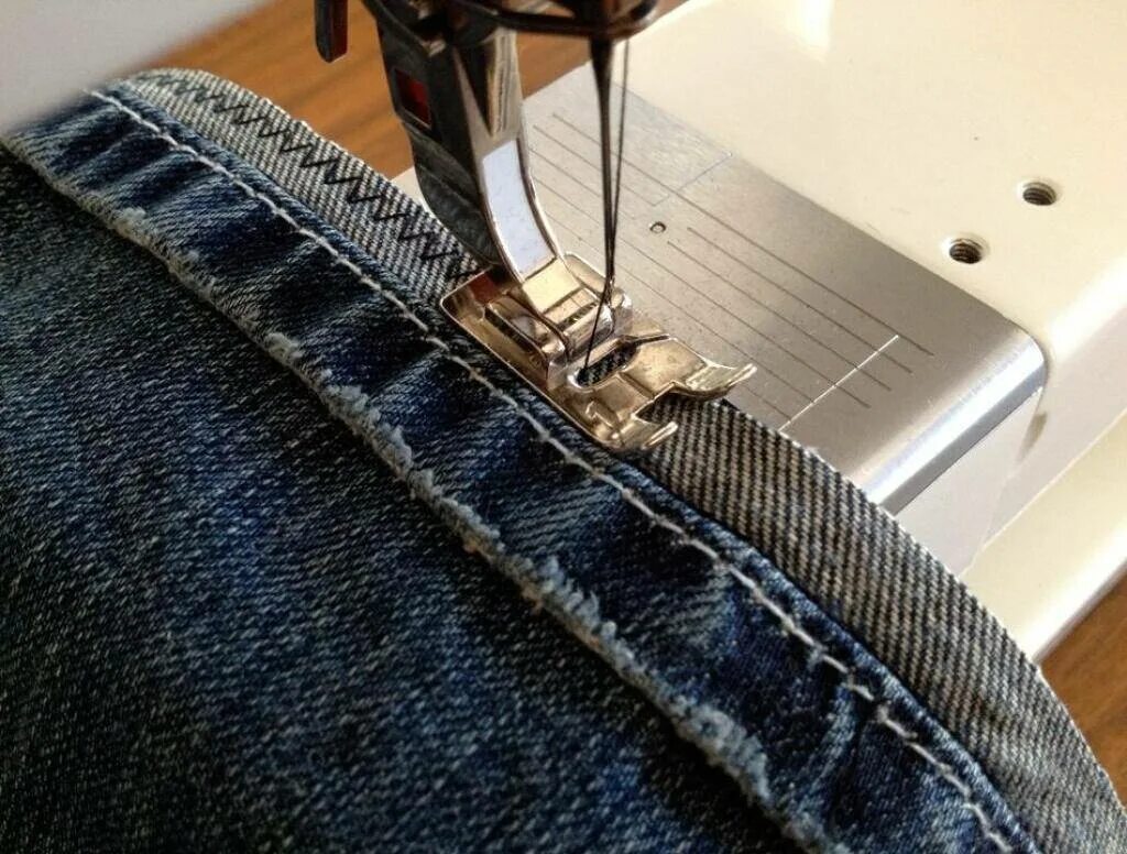 Штопка на швейной машинке. Подшивание джинсов. Подрубить джинсы. Подгибка джинсов. Подгибы на джинсах.